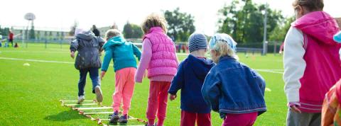 Niños jugando al aire libre, divirtiéndose y haciendo actividad física.