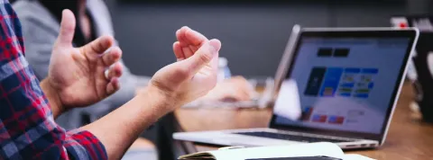 Consultores de marketing digital trabajan en su publicidad.