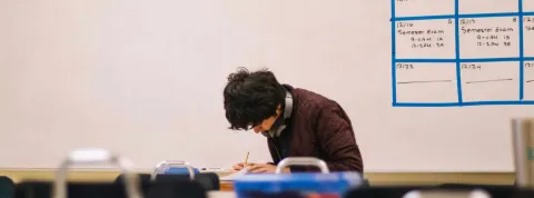 Joven estudiando en clase