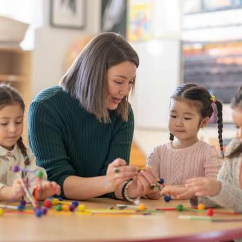 Maestra con alumnos de educación infantil