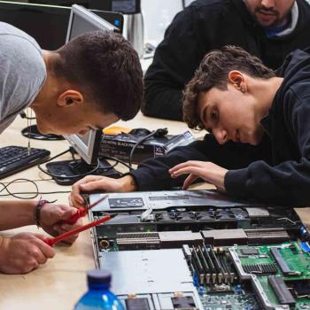 Estudiantes de Sistemas Microinformáticos trabajan en un proyecto.