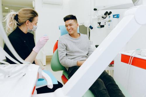 Dentista con paciente sonriente