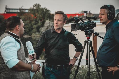 Reportero entrevista a un hombre