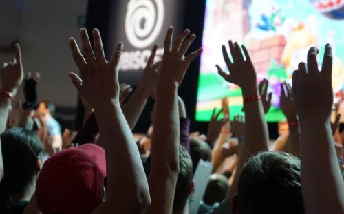 Una gran audiencia en frente de un escenario en un evento de gaming.