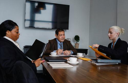 Equipo de finanzas en una reunión en la oficina. 