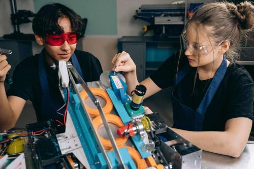 Un chico y una chica trabajando con gafas de protección para un proyecto de Inteligencia Artificial y Big Data