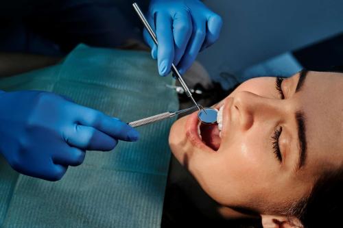 Profesional haciendo un tratamiento para la gingivitis y periodontitis